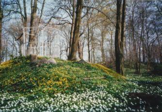 Eisenpavillon mitten im Park